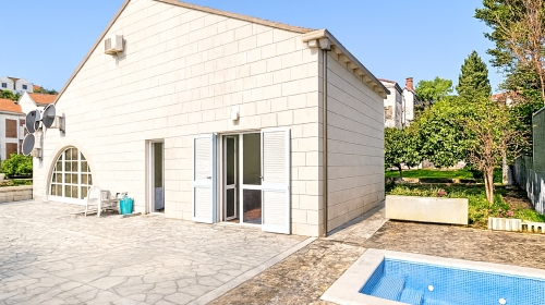 House 274 m2 with a pool i and spacious garden near Dubrovnik